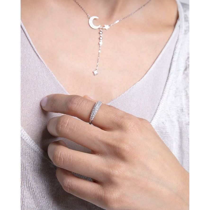 Woman wearing VICEROY JEWELS Mod. 9125A016-30 silver ring with a necklace, showcasing fashion and elegance.