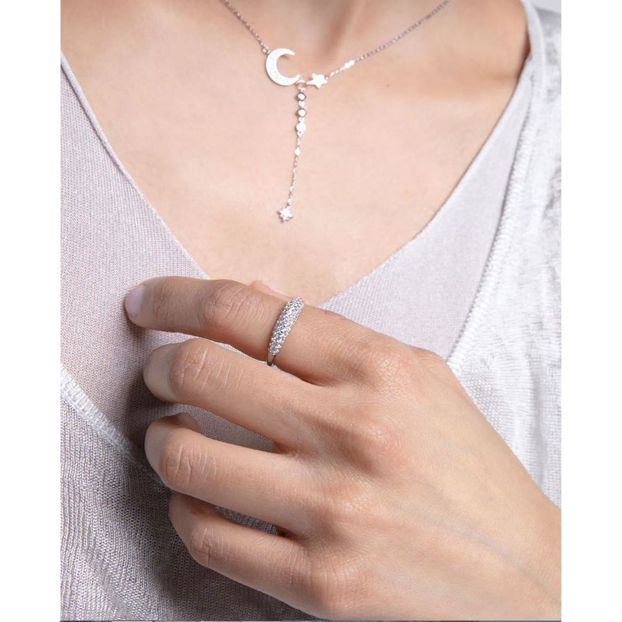 Close-up of model wearing VICEROY JEWELS Mod. 9125A018-30 silver ring and necklace.