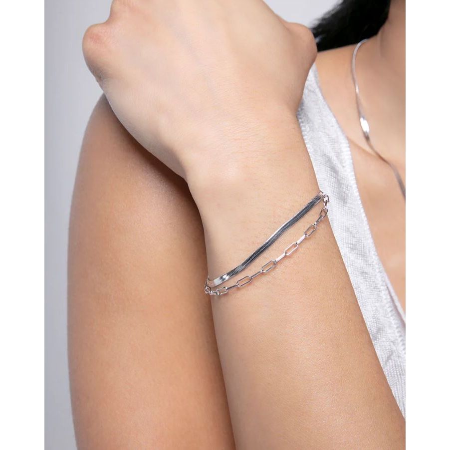 Lady wearing VICEROY JEWELS Mod. 9133P100-00 silver bracelet, 35 mm case, quartz analog, multifunction, 10 ATM, in official packaging.