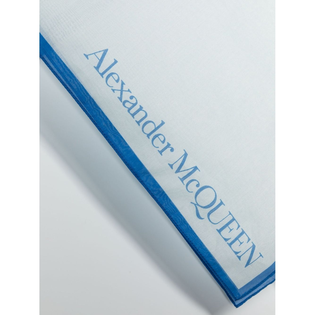 Alexander McQueen gradient-effect logo scarf 7453643624Q9068