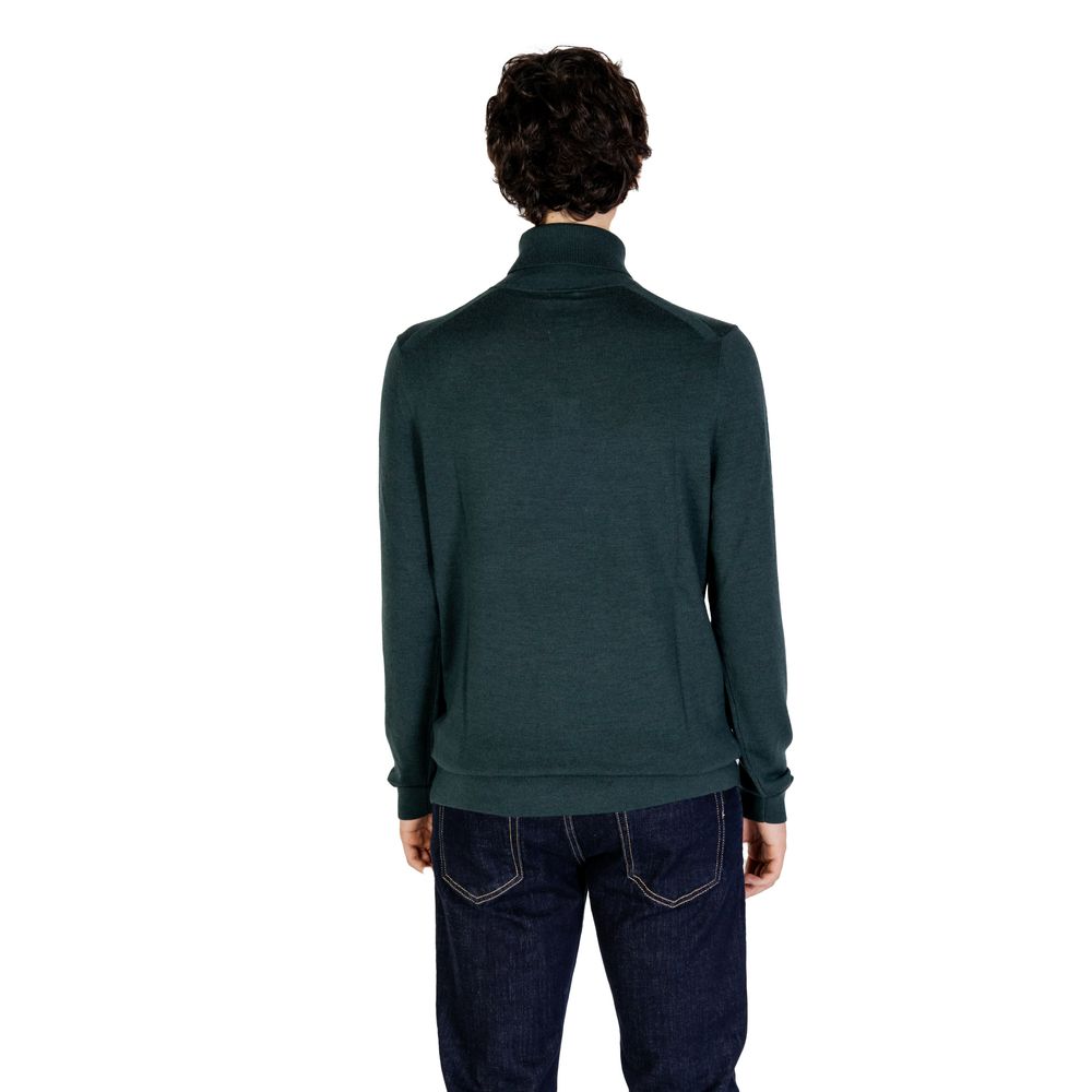 Front view with bag zipped and handles upright.