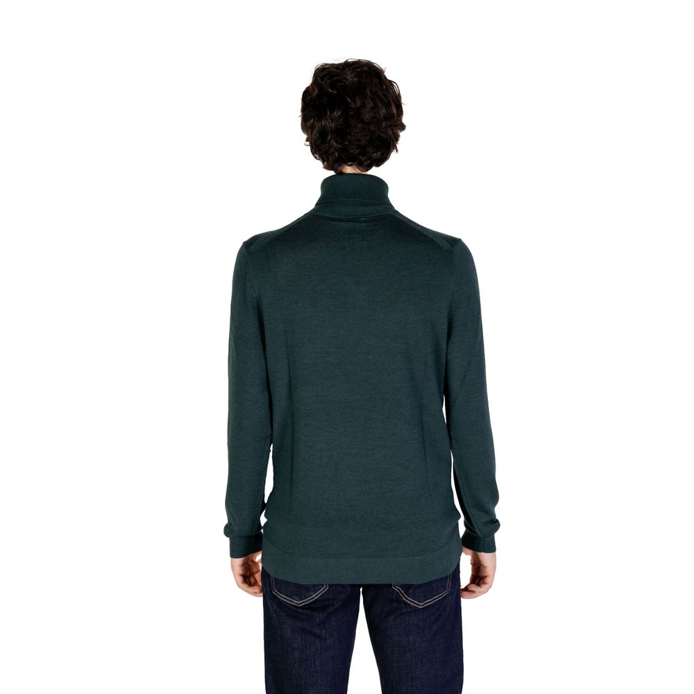 Front view with bag zipped and handles upright.
