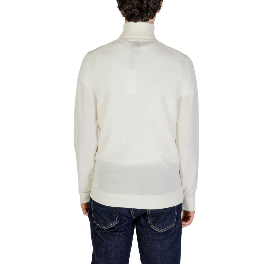 Front view with bag zipped and handles upright.