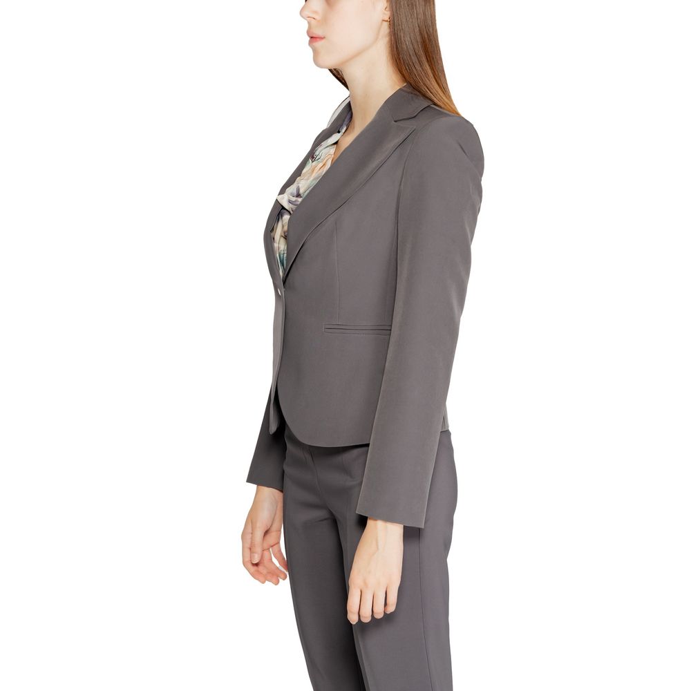 Front view with bag zipped and handles upright.