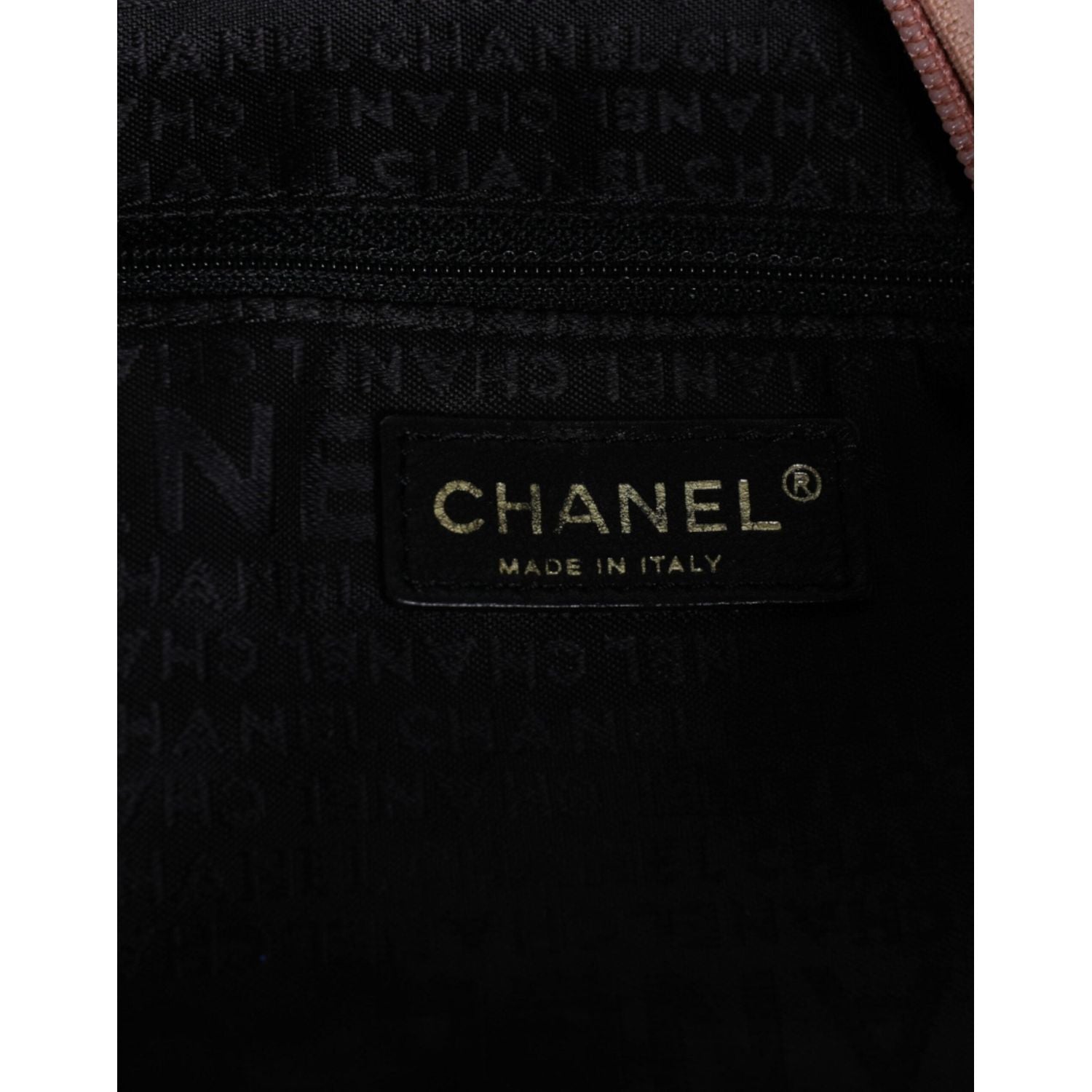 Front view with bag zipped and handles upright.