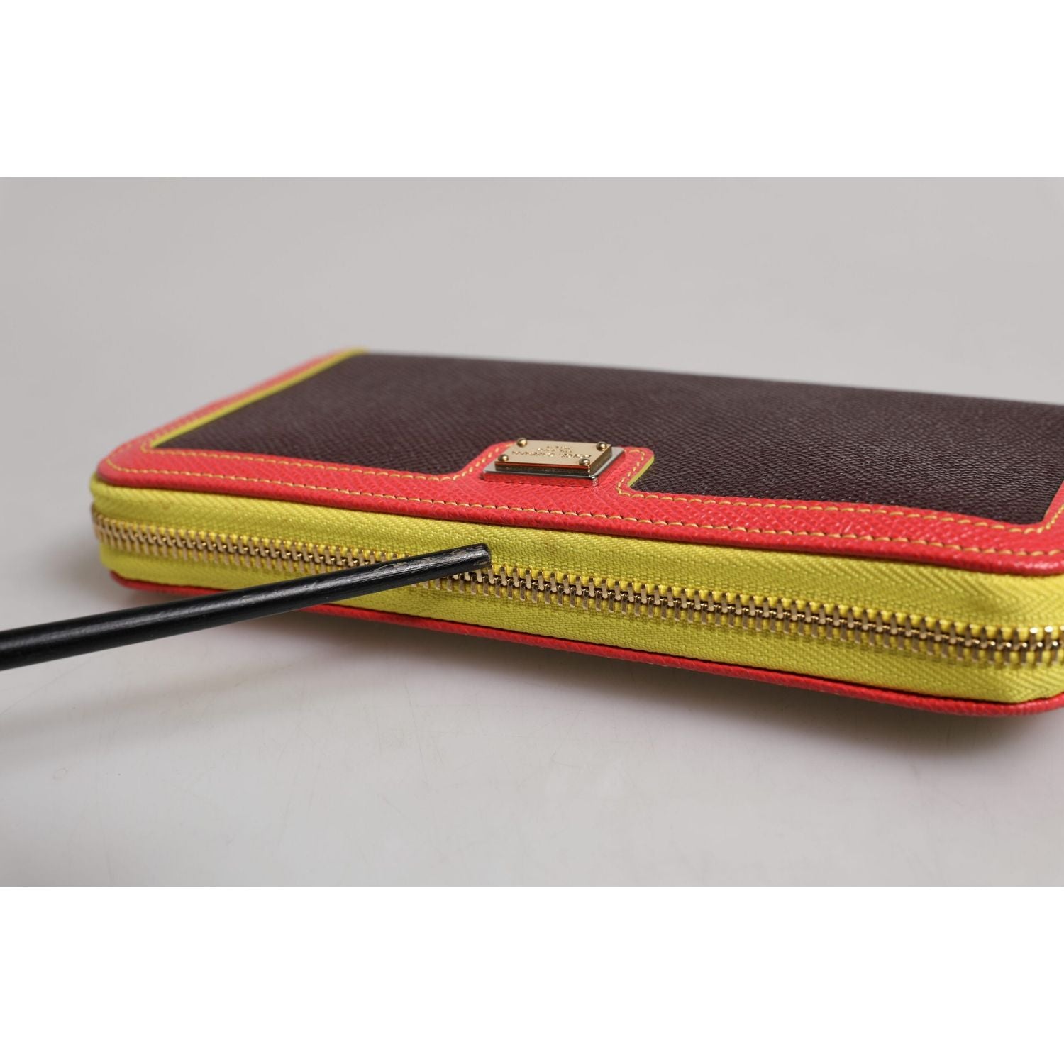 Front view with bag zipped and handles upright.