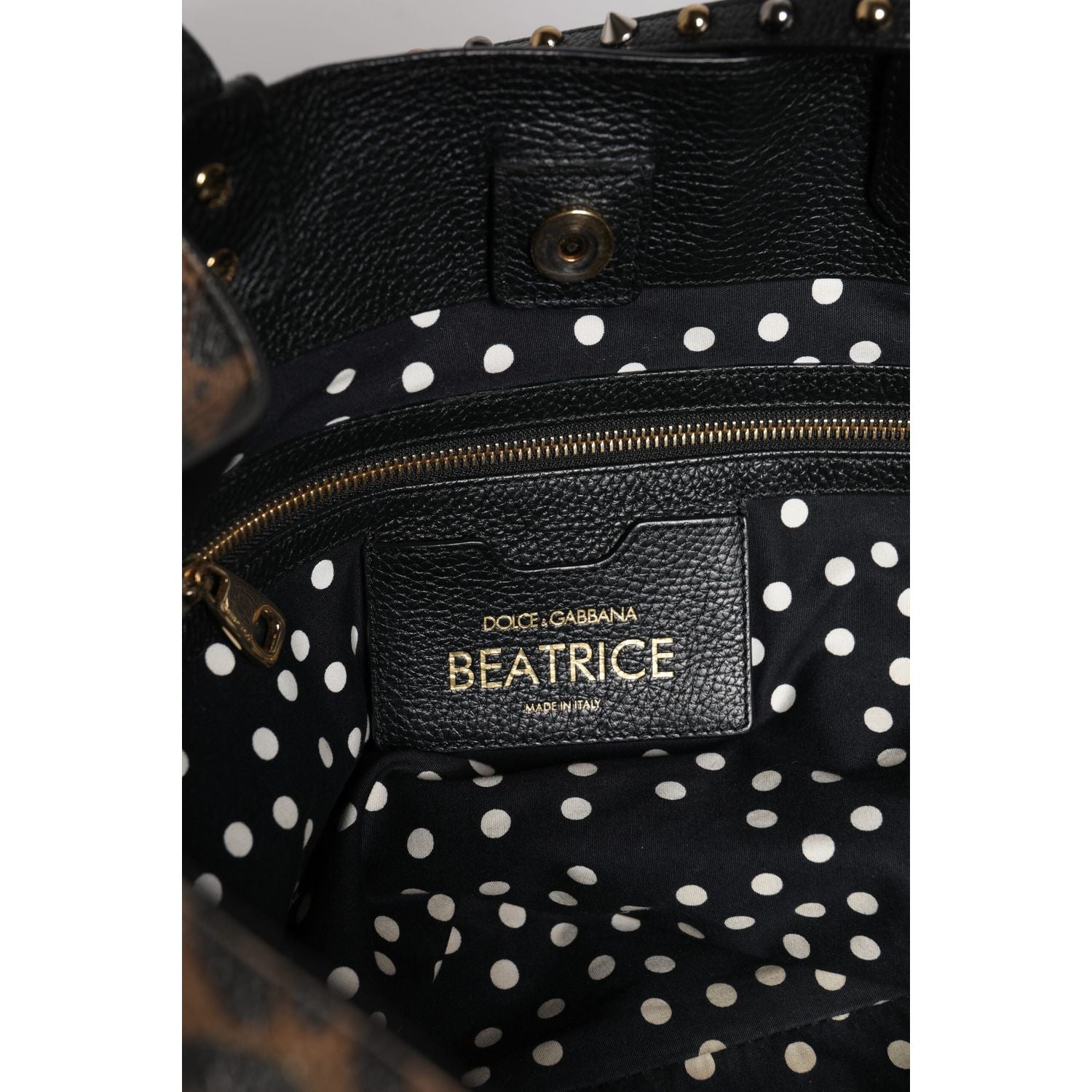 Front view with bag zipped and handles upright.
