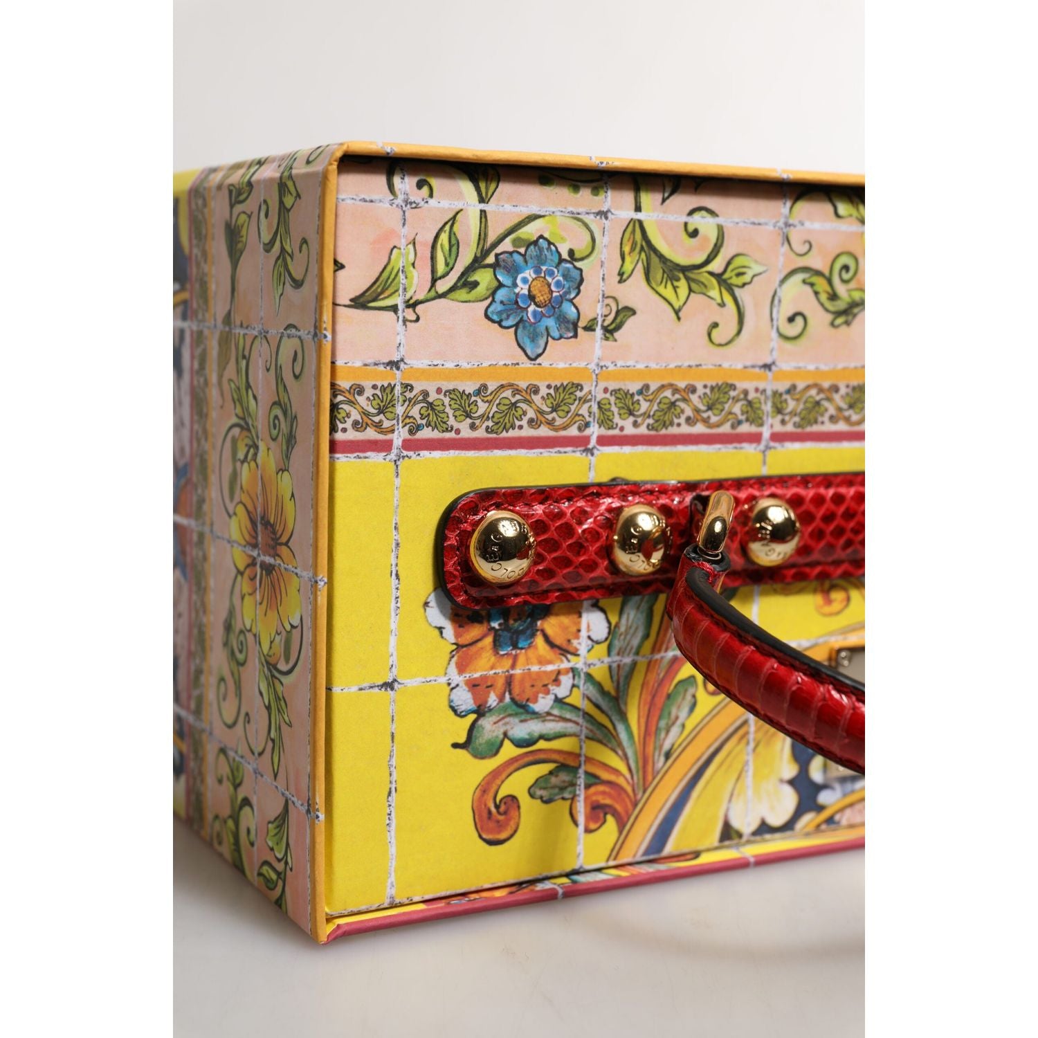 Front view with bag zipped and handles upright.
