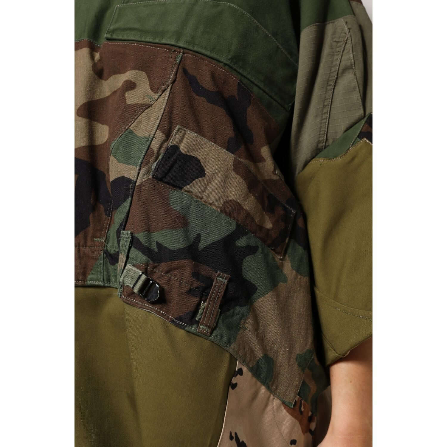 Front view with bag zipped and handles upright.