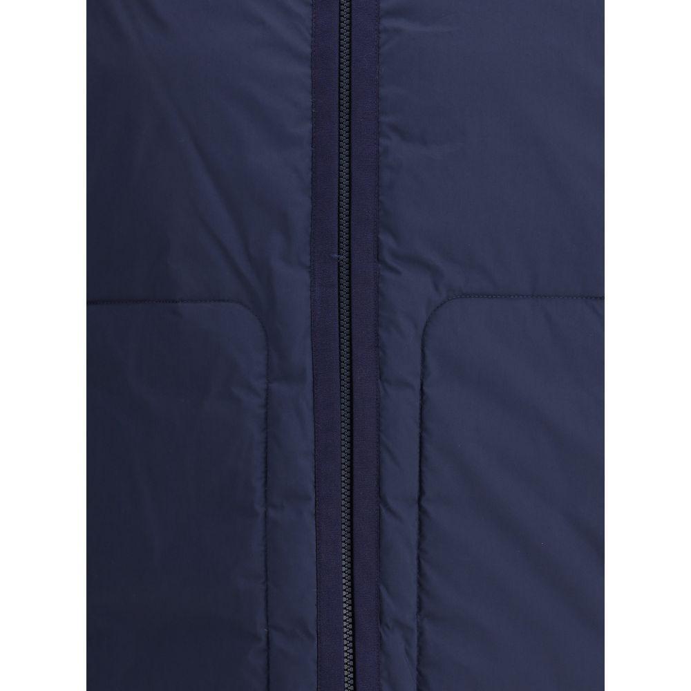 Front view with bag zipped and handles upright.