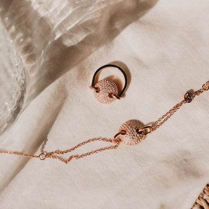 AN JEWELS JEWELRY Mod. AL.BJT01RC rose gold necklace and earrings set displayed on linen fabric.