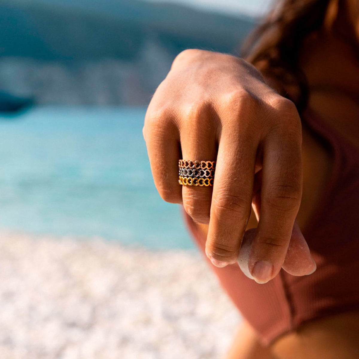 Woman wearing AN JEWELS JEWELRY Mod. AL.RSC01SYR-7 ring on hand at the beach.