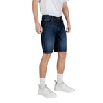 Man wearing Armani Exchange blue cotton Bermuda shorts, spring/summer collection, featuring 99% cotton and 1% elastane blend.