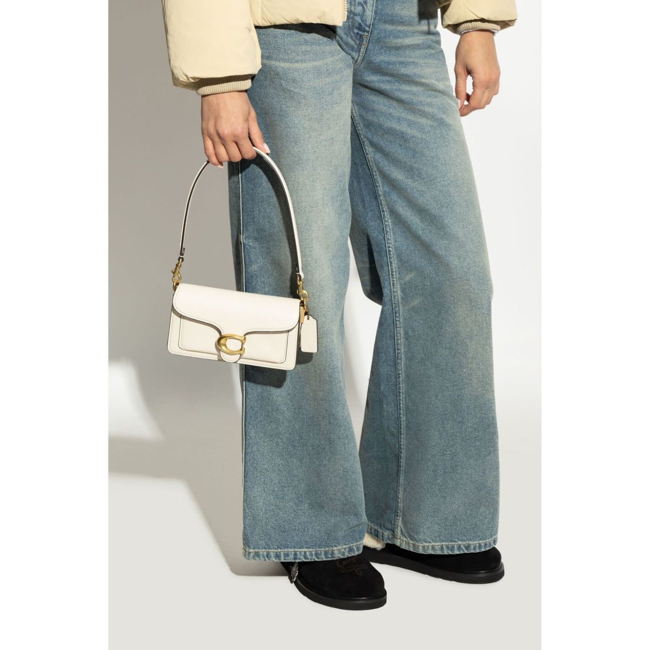 Front view with bag zipped and handles upright.