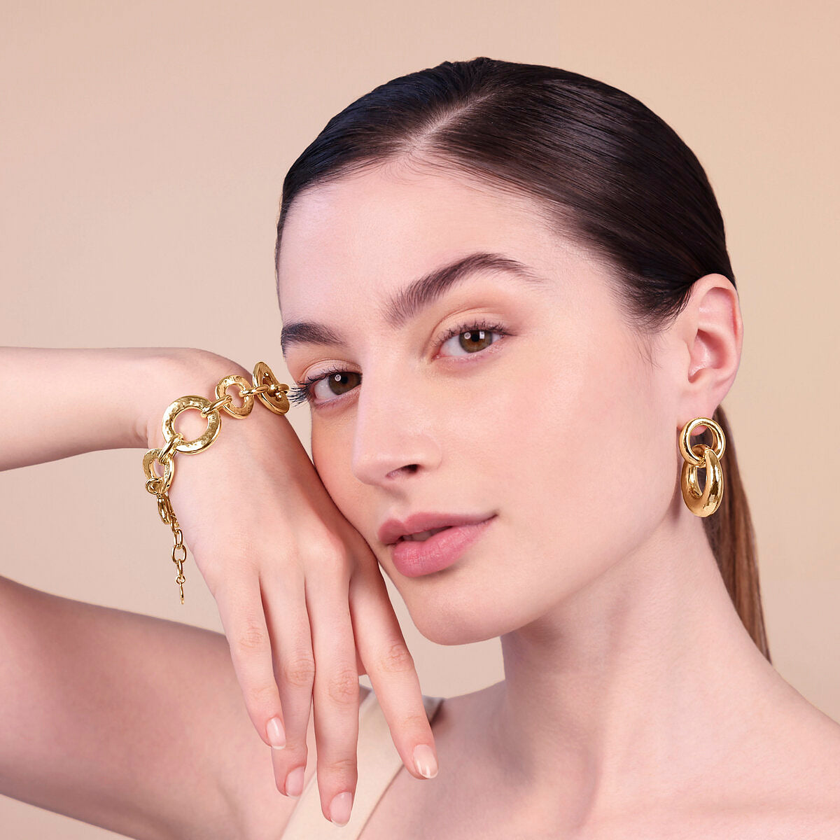 Woman wearing ETRUSCA JEWELS JEWELRY Mod. WSET00736.YG showcasing bracelet and earrings.