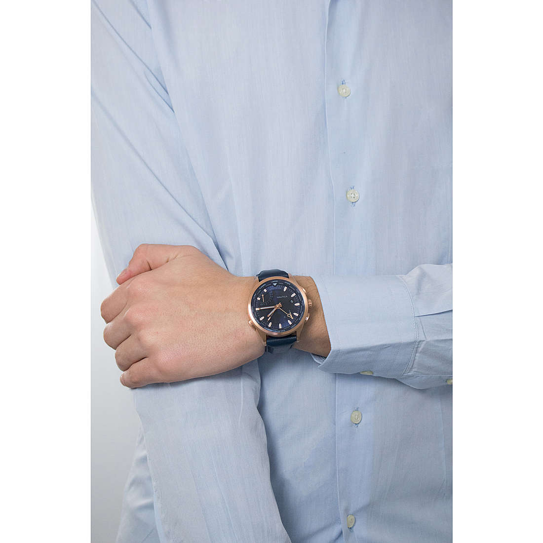 Gent wearing NAUTICA Mod. NAPSHG002 watch with quartz analog movement, 10 ATM water resistance, and mineral dial, on wrist.