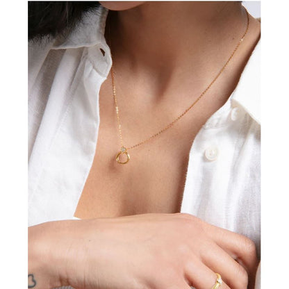 Elegant necklace worn by a woman, highlighting the VICEROY JEWELS Mod. 13207C100-30 with silver 925°, quartz movement, and 5 ATM water resistance.