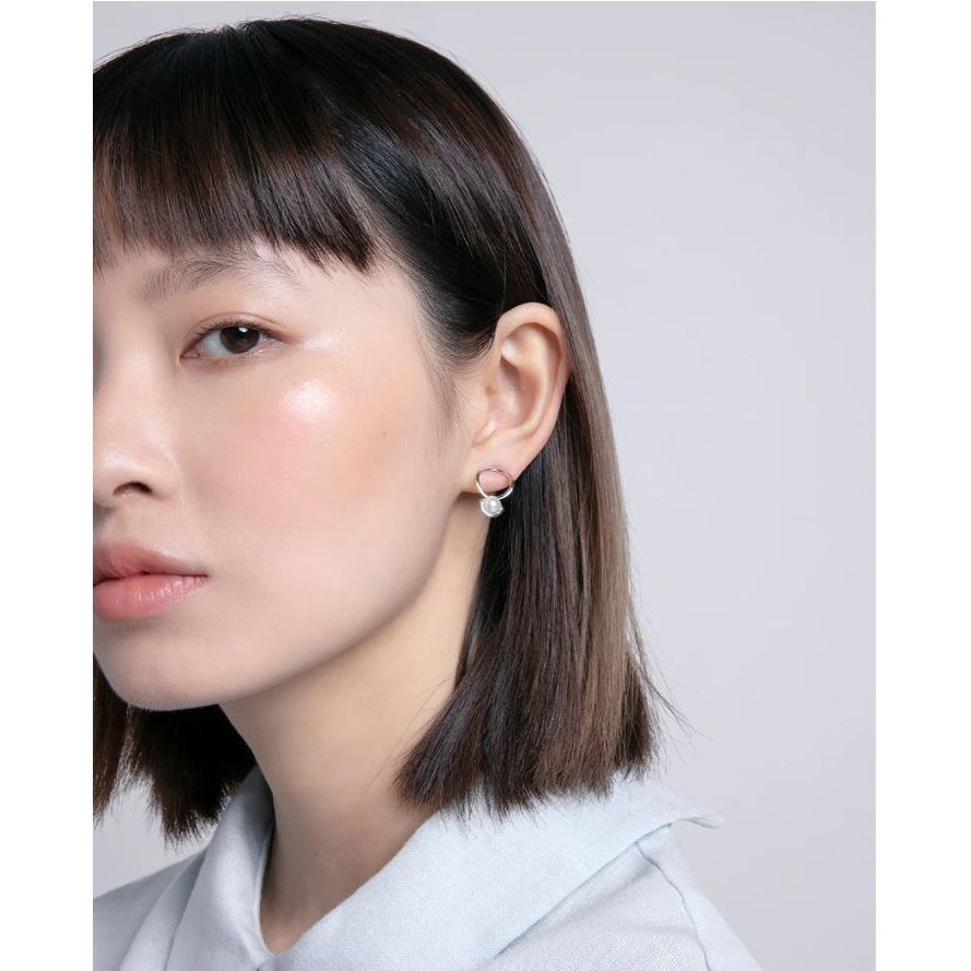 Woman wearing VICEROY JEWELS Mod. 13215E100-60 silver earrings with quartz analog multifunction movement, displayed on ear.