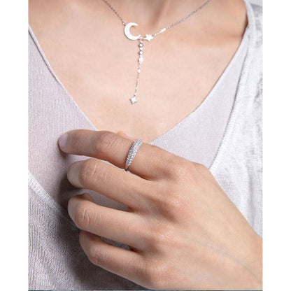 Close-up of model wearing VICEROY JEWELS Mod. 9125A018-30 silver ring and necklace.