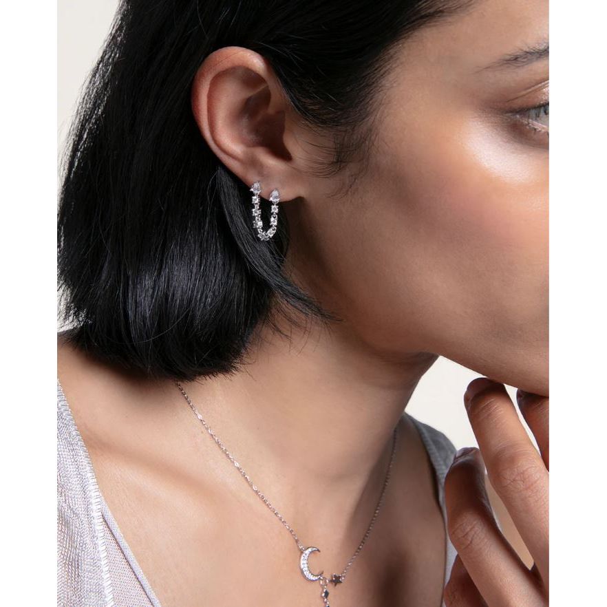 Lady wearing VICEROY JEWELS Mod. 9132E000-30 silver earrings showcasing elegant design and sparkle.