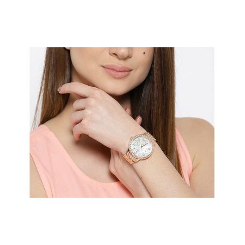 Lady wearing GUESS Mod. W1086L2 watch with silver material, quartz analog movement, and mineral dial, showcasing fashion and elegance.